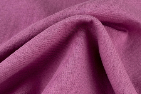 Close-up view of soft and durable double knitted combed cotton fabric supplied by Octanbro Gros plan sur un tissu en coton peigné double tricot doux et durable fourni par Octanbro